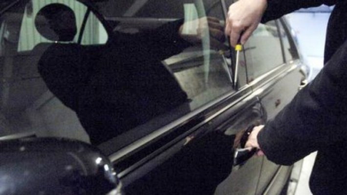 Un hoţ a încercat să se ascundă între scaunele maşinii pe care o fura
